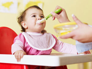 بچه در حال خوردن مکمل غذایی بی بی لاو